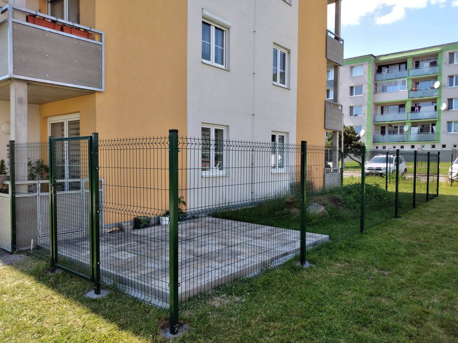 Plotové panely u panelového domu